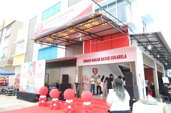 Wakil Ketua DPRD Kota Batam Hendra Asman, SH, MH bersama para pendiri Rumah Makan Love & Kindness saat meresmikan cabang kedua di Komplek Green Tiban City, Sekupang, Sabtu (25 Oktober 2025). Foto: Humas DPRD Batam