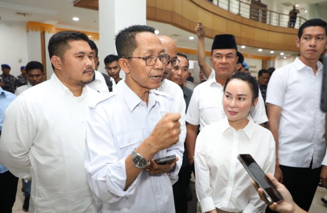 Wali Kota Batam Amsakar Achmad meninjau proyek distribusi air bersih di Waduk Duriangkang, Sabtu, 25 Oktober 2025. (Foto: Humas Pemko Batam)