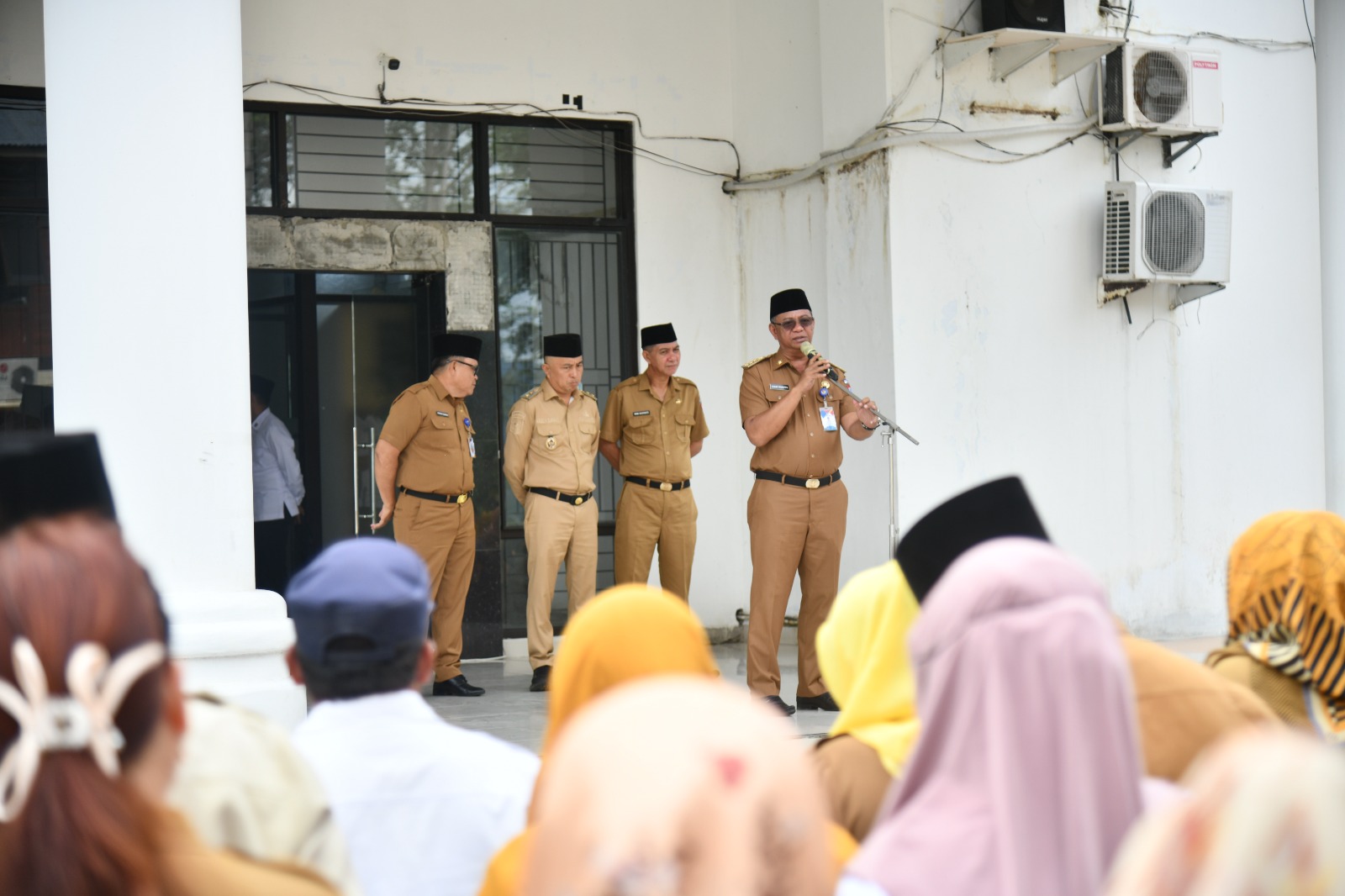 Bupati Boltim Oskar Manoppo memimpin Apel Kerja bersama Wakil Bupati Argo V. Sumaiku dan seluruh ASN Pemkab Boltim di Halaman Kantor Bupati, Senin, 27 Oktober 2025. (Foto: Klas/ikn)