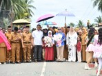Dewi Athena Tri Manjadda bersama Ketua TP-PKK Boltim Ny. Rosita Manoppo-Pobela tiba di Desa Buyat II, Kecamatan Kotabunan, Kabupaten Bolaang Mongondow Timur, usai meraih medali emas di International Mathematical Science Creativity Competition (IMSCC) 2025 di Suwon, Korea Selatan, Senin, 27 Oktober 2025. Foto : Klas/ikn