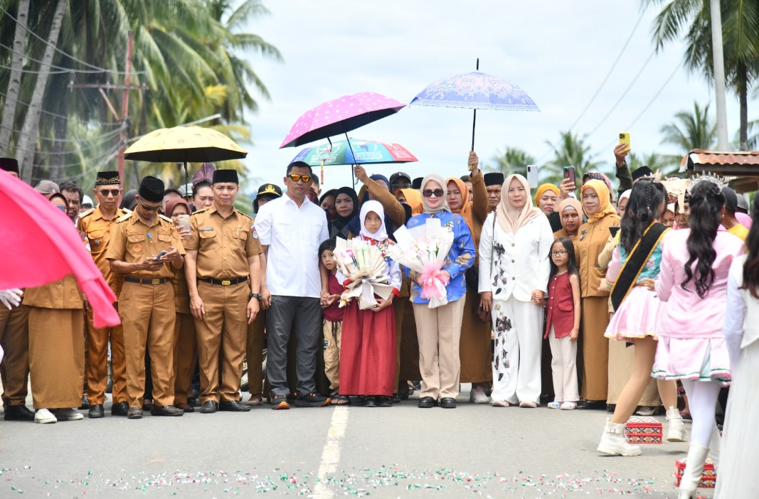 Dewi Athena Tri Manjadda bersama Ketua TP-PKK Boltim Ny. Rosita Manoppo-Pobela tiba di Desa Buyat II, Kecamatan Kotabunan, Kabupaten Bolaang Mongondow Timur, usai meraih medali emas di International Mathematical Science Creativity Competition (IMSCC) 2025 di Suwon, Korea Selatan, Senin, 27 Oktober 2025. Foto : Klas/ikn