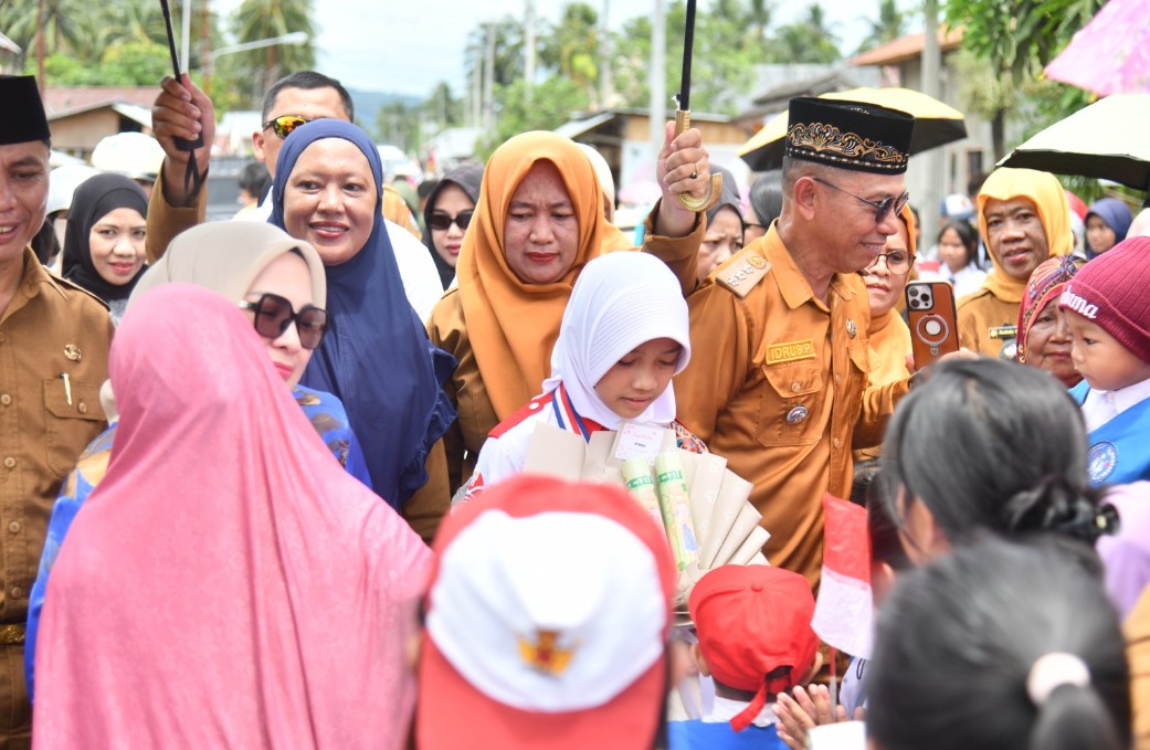 Dewi Athena Tri Manjadda siswi berprestasi yang menerima penghargaan medali emas di International Mathematical Science Creativity Competition (IMSCC) 2025, di Kantor Bupati Boltim, Senin, 27 Oktober 2025 saat disambut Bupati Bolaang Mongondow Timur Oskar Manoppo dan Wakil Bupati Argo V. Sumaiku. Foto: Dokumentasi Prokopim Boltim
