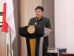 Wali Kota Manado Andrei Angouw memaparkan proyeksi ekonomi dan struktur rancangan APBD Kota Manado Tahun Anggaran 2026 dalam rapat paripurna DPRD Kota Manado yang dipimpin Ketua DPRD Dra. Aaltje Dondokambey, di Ruang Sidang DPRD Manado, Senin, 27 Oktober 2025. Foto: Fik/ikn