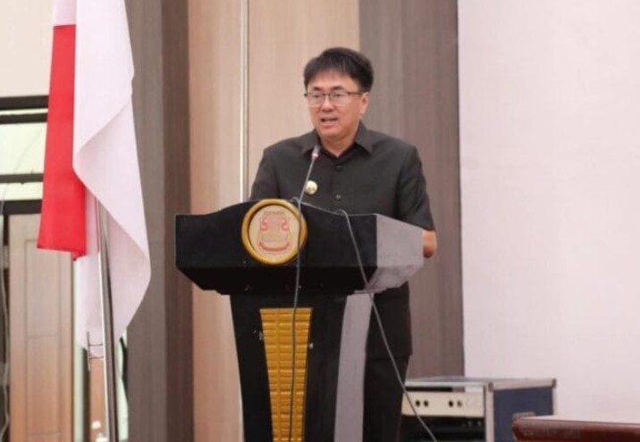 Wali Kota Manado Andrei Angouw memaparkan proyeksi ekonomi dan struktur rancangan APBD Kota Manado Tahun Anggaran 2026 dalam rapat paripurna DPRD Kota Manado yang dipimpin Ketua DPRD Dra. Aaltje Dondokambey, di Ruang Sidang DPRD Manado, Senin, 27 Oktober 2025. Foto: Fik/ikn
