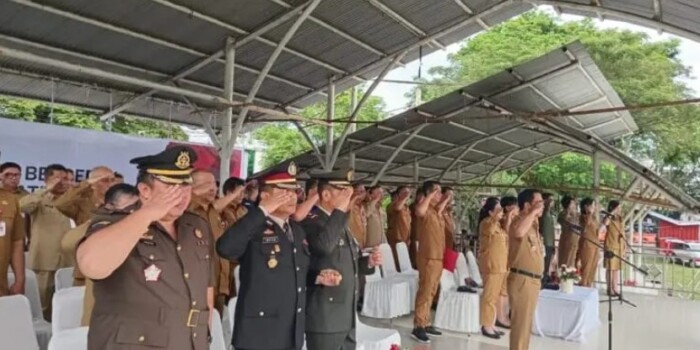 Asisten I Bidang Pemerintahan Kota Manado, Julises Deffie Oehlers, SH, memimpin upacara peringatan Hari Sumpah Pemuda ke-97 di Lapangan Sparta Tikala, Senin, 28 Oktober 2025. (Foto: Fik)