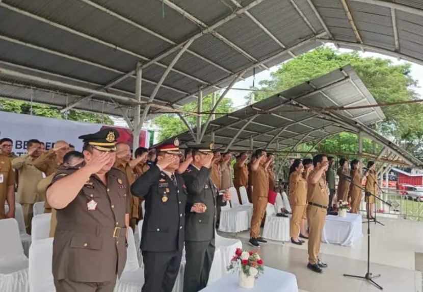 Asisten I Bidang Pemerintahan Kota Manado, Julises Deffie Oehlers, SH, memimpin upacara peringatan Hari Sumpah Pemuda ke-97 di Lapangan Sparta Tikala, Senin, 28 Oktober 2025. (Foto: Fik)