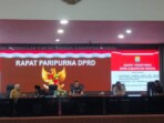 Bupati Kendal Hj. Dyah Kartika Permanasari, SE, MM menyerahkan dokumen Rancangan APBD Kabupaten Kendal Tahun Anggaran 2026 kepada Ketua DPRD Kendal Mahfud Sodiq, S.Pd.I, dalam Rapat Paripurna di Gedung DPRD Kabupaten Kendal, Senin, 27 Oktober 2025. Foto: isti/ikn