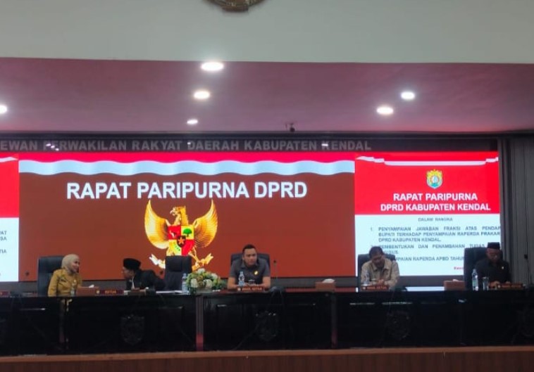 Bupati Kendal Hj. Dyah Kartika Permanasari, SE, MM menyerahkan dokumen Rancangan APBD Kabupaten Kendal Tahun Anggaran 2026 kepada Ketua DPRD Kendal Mahfud Sodiq, S.Pd.I, dalam Rapat Paripurna di Gedung DPRD Kabupaten Kendal, Senin, 27 Oktober 2025. Foto: isti/ikn