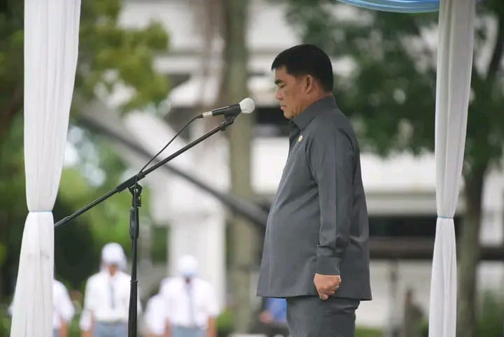 Gubernur Sulawesi Utara Yulius Selvanus Komaling memimpin upacara peringatan Hari Sumpah Pemuda ke-97 di halaman Kantor Gubernur Sulawesi Utara, Selasa, 28 Oktober 2025. Foto: Humas Pemprov Sulut