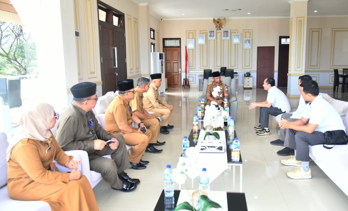 Bupati Bolaang Mongondow Timur Oskar Manoppo, didampingi Wakil Bupati Argo V. Sumaiku, menerima kunjungan Entry Meeting dari BPK RI Perwakilan Sulawesi Utara di Ruang Kerja Bupati, Senin, 27 Oktober 2025. Foto: Humas Pemkab Boltim