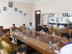 Managers meeting Bupati Cup 2025 membahas evaluasi pertandingan menjelang babak 12 besar. Kegiatan berlangsung di ruang rapat Bupati Boltim, Senin, 27 Oktober 2025. Foto: Klas/ikn