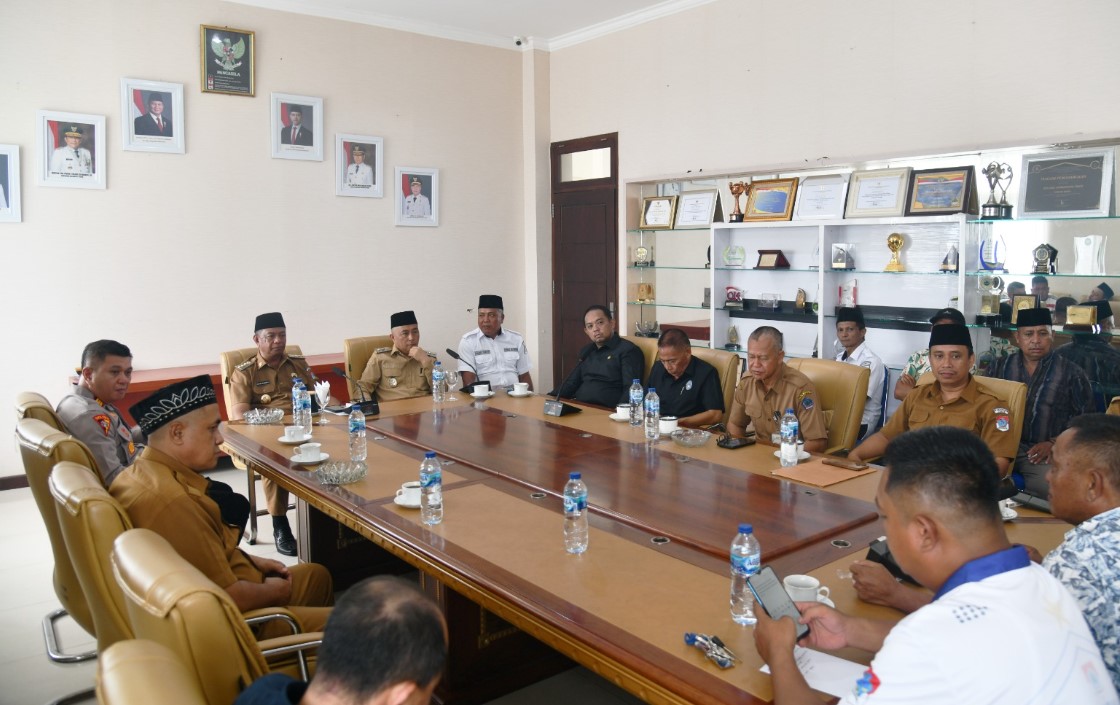 Managers meeting Bupati Cup 2025 membahas evaluasi pertandingan menjelang babak 12 besar. Kegiatan berlangsung di ruang rapat Bupati Boltim, Senin, 27 Oktober 2025. Foto: Klas/ikn