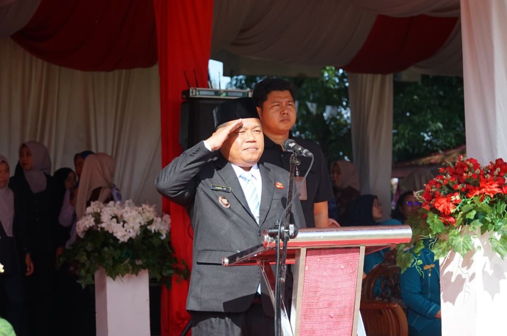 Wakil Bupati Labuhanbatu H. Jamri, ST., memimpin upacara peringatan Hari Sumpah Pemuda ke-97 tahun 2025 di Lapangan Ikabina Rantauprapat, Selasa (28 Oktober 2025). (Foto: Heri/ikn)