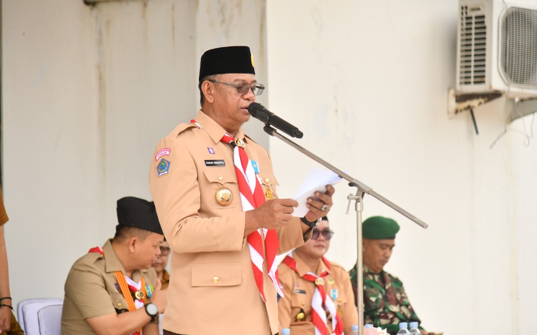 Bupati Bolaang Mongondow Timur Oskar Manoppo memimpin upacara peringatan Hari Sumpah Pemuda ke-97 di halaman Kantor Bupati Boltim, Selasa (28/10/2025). Foto: Klas/ikn