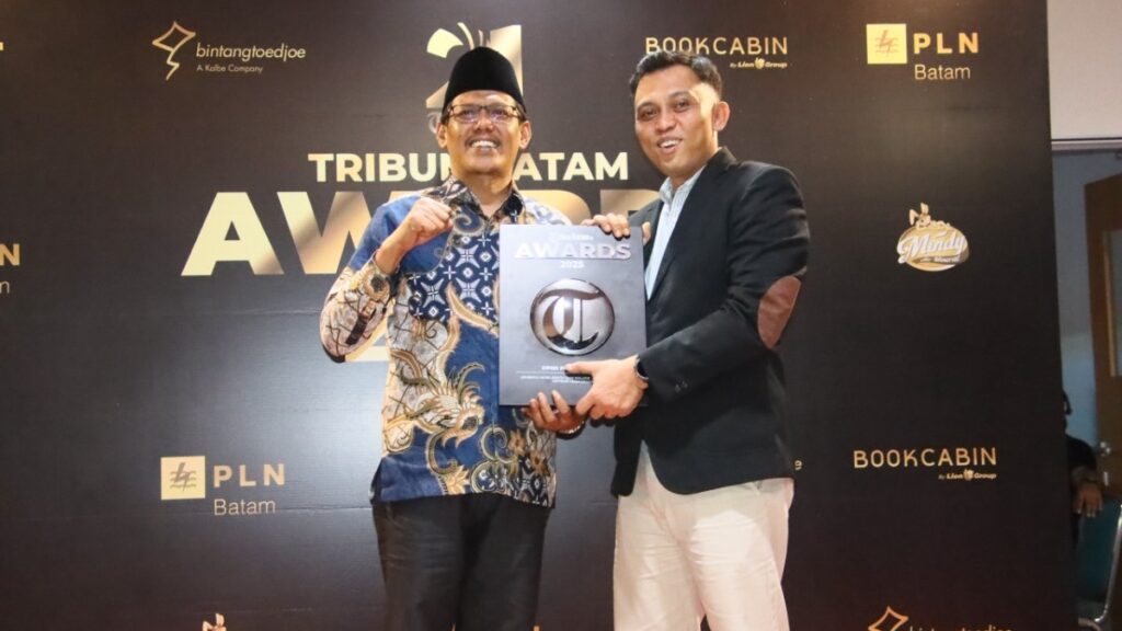 Ketua DPRD Kota Batam, H. Muhammad Kamaluddin, menerima penghargaan Tribun Batam Awards 2025 sebagai lembaga paling aspiratif, responsif, transparan, dan informatif di Batam, Senin, 27 Oktober 2025 di Studio II Tribun Batam, Kota Batam Foto: Humas DPRD Batam