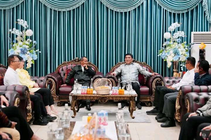 Gubernur Sulawesi Utara Yulius Selvanus Komaling menyambut Menteri ESDM Republik Indonesia Bahlil Lahadalia setibanya di Bandara Internasional Sam Ratulangi Manado, Rabu (29/10/2025) dini hari. Keduanya berdiskusi mengenai arah kebijakan dan investasi energi berkelanjutan di Sulawesi Utara. Foto: Syil/ikn