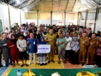 Gubernur Gorontalo Gusnar Ismail menyerahkan kartu BPJS Ketenagakerjaan kepada pekerja rentan di Desa Tiohu dan Olimohulo, Kecamatan Asparaga, Kabupaten Gorontalo, Selasa, 7 Oktober 2025. (Foto: Humas Pemprov Gorontalo)