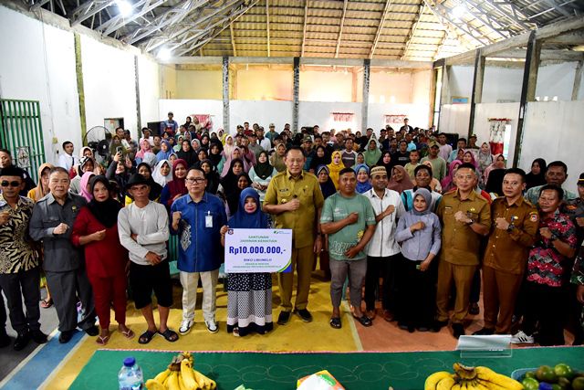 Gubernur Gorontalo Gusnar Ismail menyerahkan kartu BPJS Ketenagakerjaan kepada pekerja rentan di Desa Tiohu dan Olimohulo, Kecamatan Asparaga, Kabupaten Gorontalo, Selasa, 7 Oktober 2025. (Foto: Humas Pemprov Gorontalo)