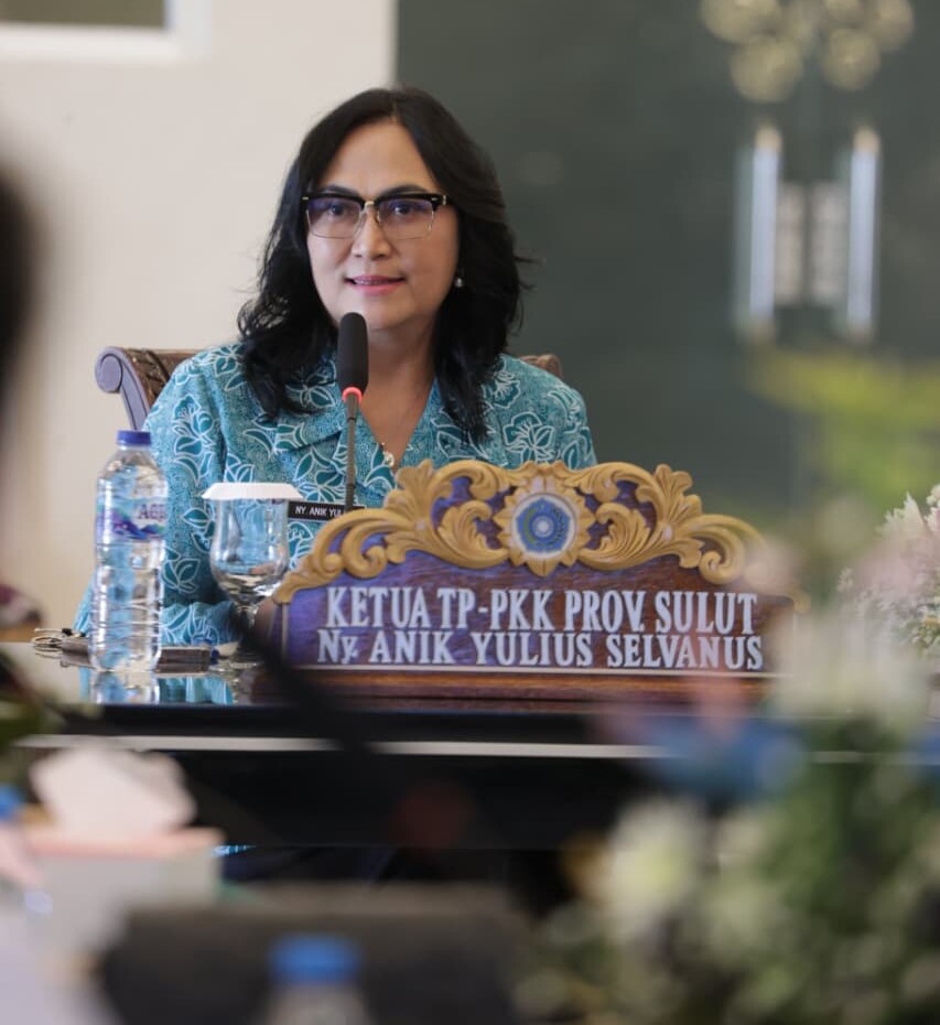 Rapat Koordinasi dan Konsultasi Pembina TP-PKK Tahun 2025 Wisma Negara Bumi Beringin, Manado, Rabu, 29 Oktober 2025. Ketua TP-PKK Provinsi Sulawesi Utara, Ny. Anik Yulius Selvanus Komaling, memimpin rapat didampingi Wakil Ketua Ny. Merry Mailangkay-Kalalo. Kegiatan ini membahas evaluasi program PKK 2025 dan perencanaan inovasi program 2026, termasuk Lomba Vlog Pariwisata Sulawesi Utara. Foto: TP-PKK Sulut/Dokumentasi