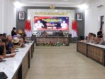 AKBP Bayu Prasatyo, Kapolres Tegal, menyerahkan penghargaan kepada Ketua PWI dan Ketua IWO Kabupaten Tegal dalam acara silaturahmi bersama insan media, Rabu, 29 Oktober 2025, di Gedung Tantya Sudhirajati. (Foto: Agung)