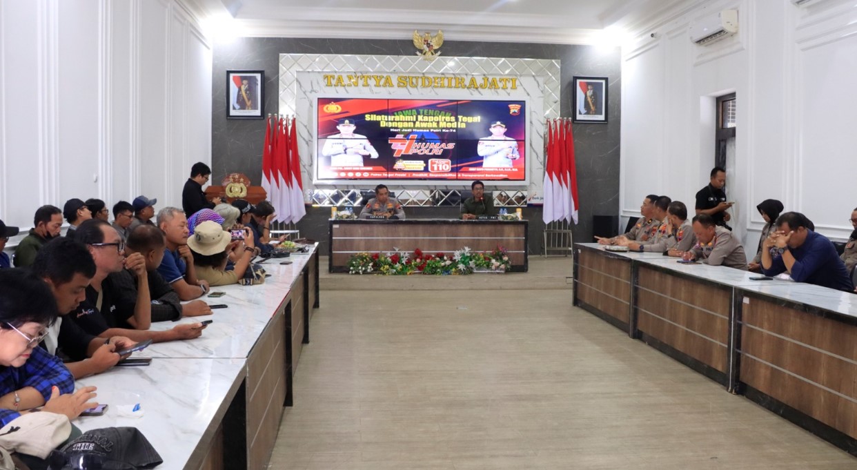 AKBP Bayu Prasatyo, Kapolres Tegal, menyerahkan penghargaan kepada Ketua PWI dan Ketua IWO Kabupaten Tegal dalam acara silaturahmi bersama insan media, Rabu, 29 Oktober 2025, di Gedung Tantya Sudhirajati. (Foto: Agung)