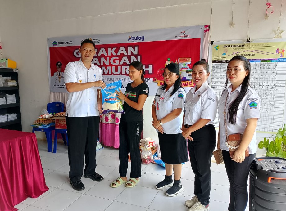 Warga Desa Maliambao, Kecamatan Likupang Barat, berdesakan antre membeli bahan pangan bersubsidi dalam kegiatan Gerakan Pangan Murah yang digelar Pemkab Minahasa Utara, Rabu (29/10/2025). Foto: Den/ikn