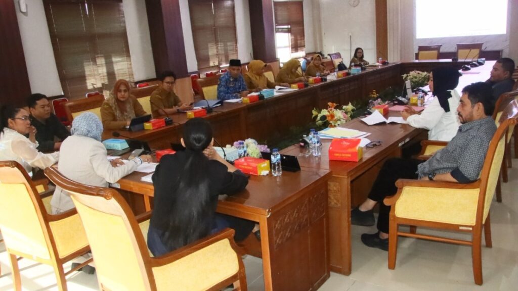 Ketua Pansus DPRD, Hj. Asnawati Atiq, SE, MM, memimpin rapat penyempurnaan Ranperda Kota Layak Anak bersama anggota Pansus dan pejabat terkait di Ruang Rapat Komisi IV DPRD, Selasa, 28 Oktober 2025. Foto : Las/IKN