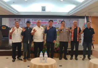 Wali Kota Manado Andrei Angouw menghadiri Rapat Koordinasi Forum Pembauran Kebangsaan (FPK) Kota Manado di Hotel Grand Puri, Kamis, 30 Oktober 2025, bersama tokoh masyarakat, budayawan, dan pengurus FPK. Foto : Fik/ikn
