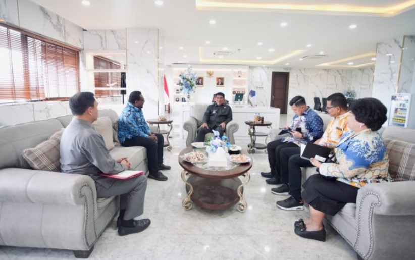 Gubernur Sulawesi Utara Mayjen TNI (Purn) Yulius Selvanus Komaling (YSK) menerima audiensi Kepala Kantor Wilayah BPN Sulawesi Utara, John Wiclif Aufa, A.Ptnh., membahas sinergi program pertanahan dan percepatan sertifikasi aset daerah di Wisma Negara Bumi Beringin, Manado, Kamis (30 Oktober 2025). Foto: Humas Pemprov Sulut.