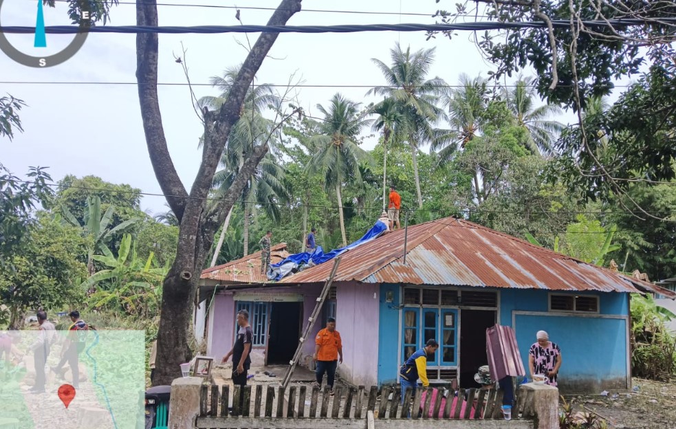 Petugas TRC BPBD Tojo Una-Una bersama aparat TNI, Polri, dan warga membersihkan material pohon tumbang yang menimpa rumah warga di Kelurahan Uentanaga Atas, Kecamatan Ratolindo, Kabupaten Tojo Una-Una, Rabu (29 Oktober 2025). (Foto : bdy/ikn)