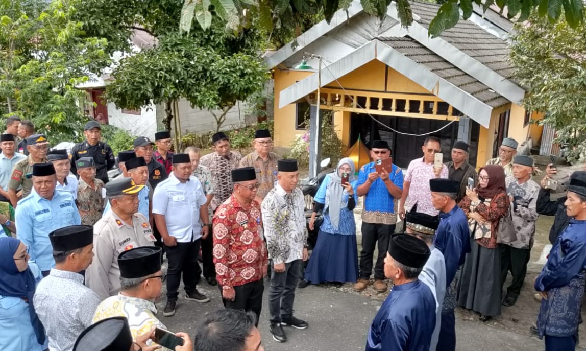 Bupati Bolaang Mongondow Timur Oskar Manoppo didampingi Wakil Bupati Argo V. Sumaiku meninjau pelaksanaan program pembangunan di Kecamatan Modayag, Kamis (30/10/2025). Foto: klas/ikn