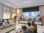 Asisten Administrasi Umum Setda Tojo Una-Una, Alimudin Muhammad, memimpin Forum Diskusi Grup (FDG) untuk memperkuat IKM lokal, Kamis (30/10/2025). Foto: Diskominfo Tojo Una-Una