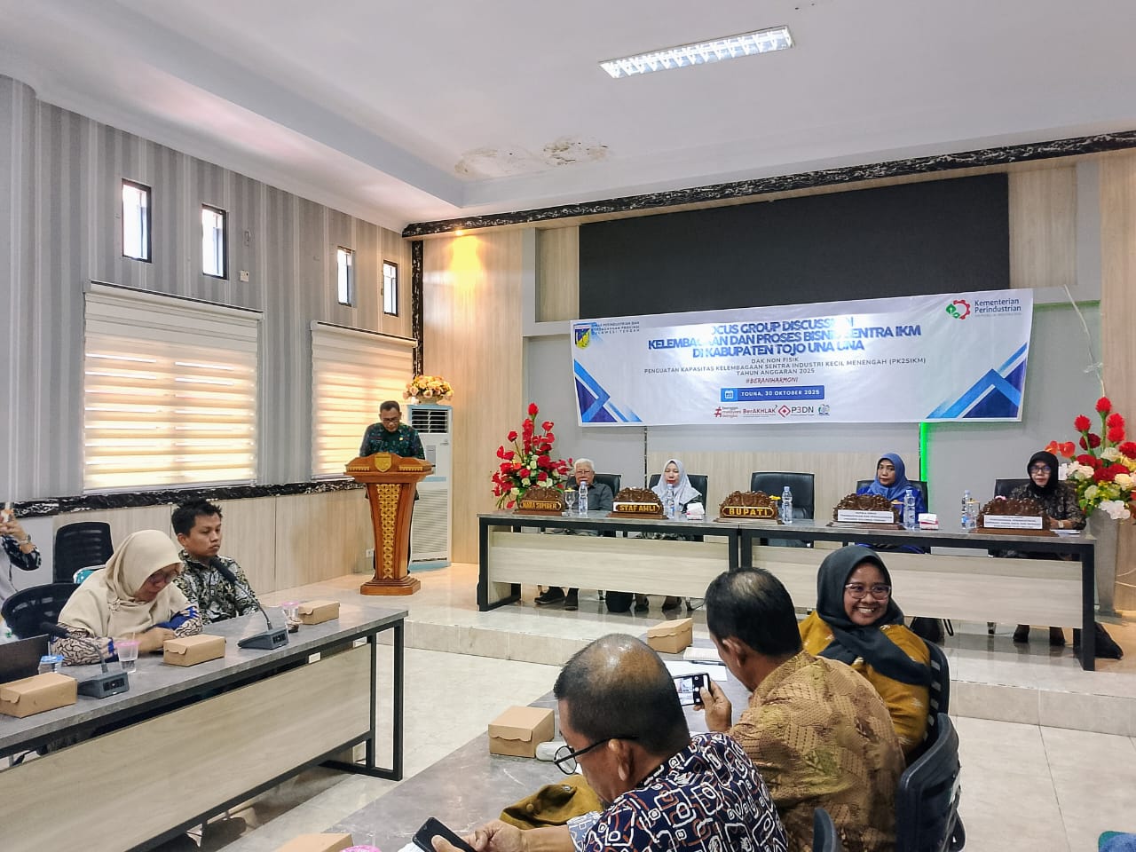 Asisten Administrasi Umum Setda Tojo Una-Una, Alimudin Muhammad, memimpin Forum Diskusi Grup (FDG) untuk memperkuat IKM lokal, Kamis (30/10/2025). Foto: Diskominfo Tojo Una-Una