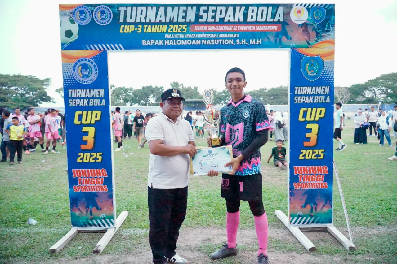 Suasana final turnamen sepak bola ULB Cup 2025 antara SMK Negeri 1 Rantau Utara dan SMA Negeri 3 Rantau Utara di Stadion Binaraga Rantauprapat, Rantau Utara, Kamis, 30 Oktober 2025. SMK Negeri 1 Rantau Utara berhasil keluar sebagai juara setelah menang 5-4 melalui adu penalti. (Foto : Heri/ikn)