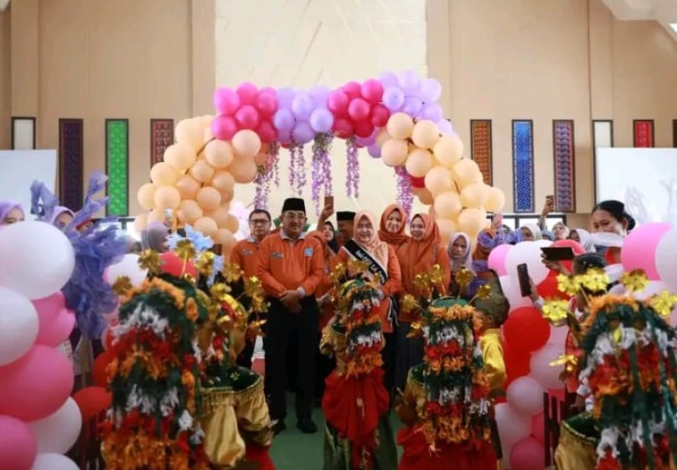 Puncak Gebyar PAUD Kabupaten Tanjung Jabung Barat Tahun 2025 berlangsung meriah di Gedung Petro Berkah, Kuala Tungkal, pada Kamis (30/10). Acara tersebut secara resmi dibuka oleh Bupati Tanjung Jabung Barat, Drs. H. Anwar Sadat, M.Ag., didampingi Bunda PAUD Kabupaten, Ny. Hj. Fadhilah Sadat. (Foto : Jun/ikn)