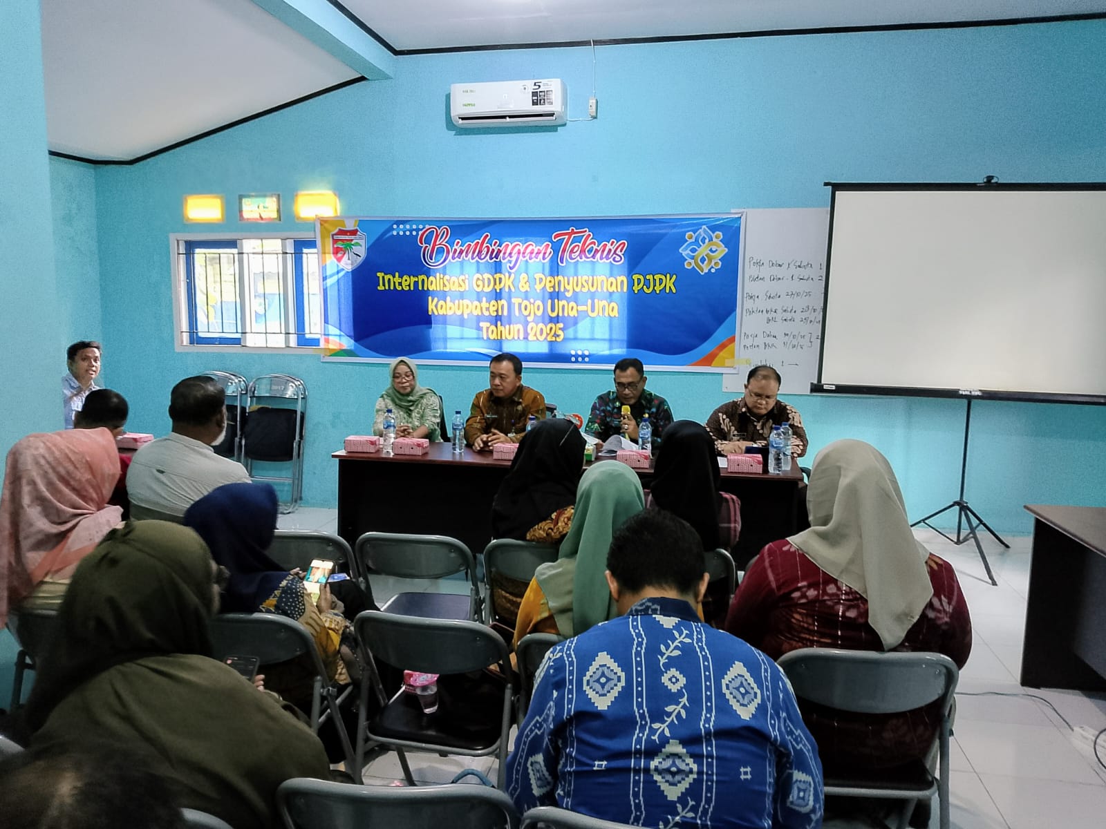 Menyusun arah pembangunan manusia Tojo Una-Una — Asisten Administrasi Umum Setda Tojo Una-Una, Alimudin Muhammad, membuka Bimbingan Teknis penyusunan Grand Design dan Peta Jalan Pembangunan Kependudukan tahun 2025–2029 di Tojo Una-Una, Kamis (30 Oktober 2025). Kegiatan ini digelar bekerja sama dengan BKKBN Provinsi Sulawesi Tengah. (Foto: bdy/ikn)