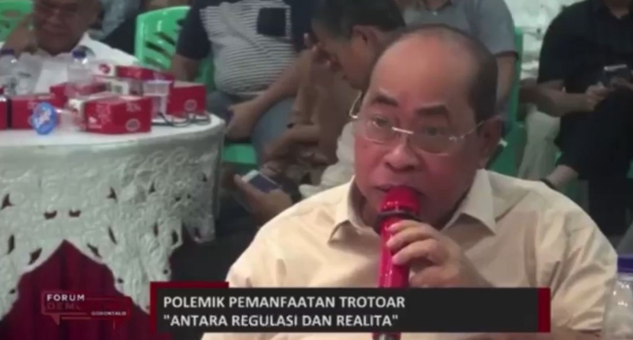 Wali Kota Gorontalo, Adhan Dambea, saat menghadiri kegiatan Forum Demokrasi Gorontalo (FDG) yang disiarkan oleh Mimoza TV, di Gorontalo, Rabu (29 Oktober 2025). Dalam forum tersebut, pernyataan Adhan menuai sorotan publik setelah dianggap melukai perasaan masyarakat Pohuwato. Foto: Tangkapan layar Mimoza T /IKN