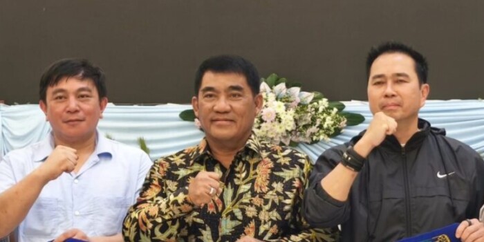 Gubernur Sulawesi Utara Mayjen TNI (Purn) Yulius Selvanus bersama jajaran pengurus Persma 1960 usai audiensi di Wisma Negara Bumi Beringin, Manado, Kamis (30/10/2025). Foto : Syil