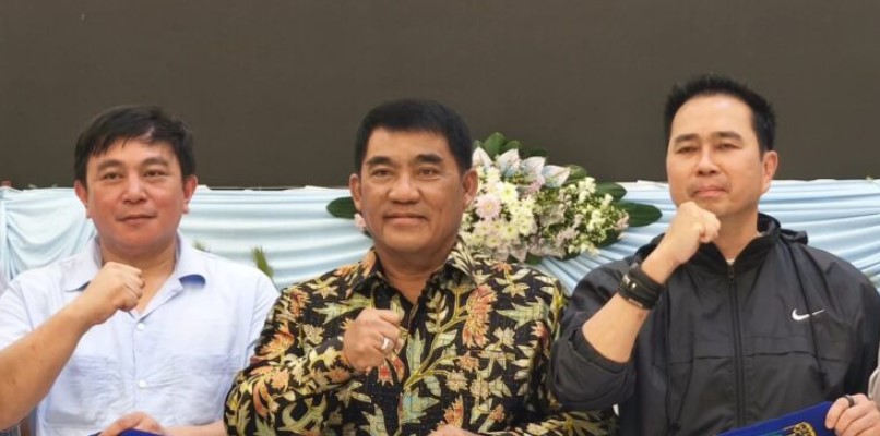 Gubernur Sulawesi Utara Mayjen TNI (Purn) Yulius Selvanus bersama jajaran pengurus Persma 1960 usai audiensi di Wisma Negara Bumi Beringin, Manado, Kamis (30/10/2025). Foto : Syil