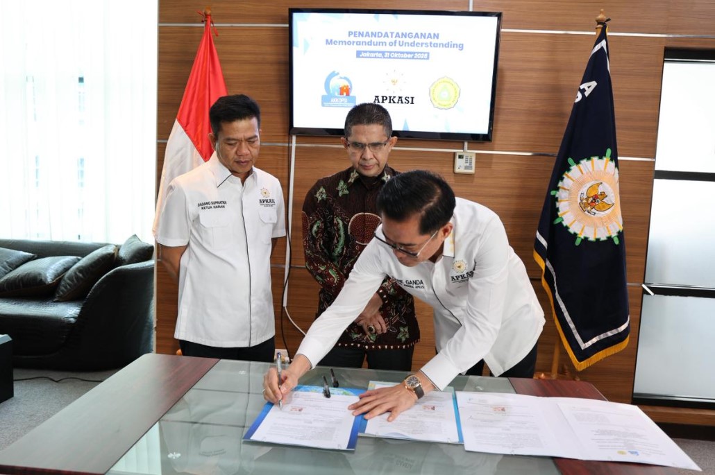 Sekretaris Jenderal Apkasi Joune Ganda, Ketua Umum Hakli Prof. Dr. Arif Sumantri, dan Ketua Umum Akkopsi Dr. M. Dagang Supriatna menandatangani nota kesepahaman kerja sama penguatan jaminan sanitasi pangan di Sekretariat Apkasi, The Bellagio Boutique Mall, Jakarta, Jumat (31 Oktober 2025). Foto: den/ikn