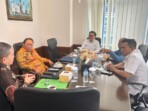 Sekjen APKASI sekaligus Bupati Minahasa Utara, Joune J.E. Ganda, bersama Ketua Umum AKOPSI, Dr. Dadang Supriatna, dan Ketua Umum HAKLI, Prof. Dr. Arif Sumantri, usai penandatanganan MoU kemitraan strategis bidang sanitasi dan program makan bergizi gratis, di Sekretariat APKASI, Jakarta, Jumat (31/10/2025). Foto : den/ikn