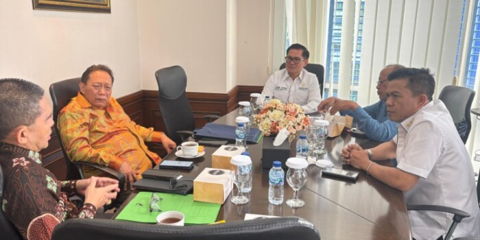 Sekjen APKASI sekaligus Bupati Minahasa Utara, Joune J.E. Ganda, bersama Ketua Umum AKOPSI, Dr. Dadang Supriatna, dan Ketua Umum HAKLI, Prof. Dr. Arif Sumantri, usai penandatanganan MoU kemitraan strategis bidang sanitasi dan program makan bergizi gratis, di Sekretariat APKASI, Jakarta, Jumat (31/10/2025). Foto : den/ikn