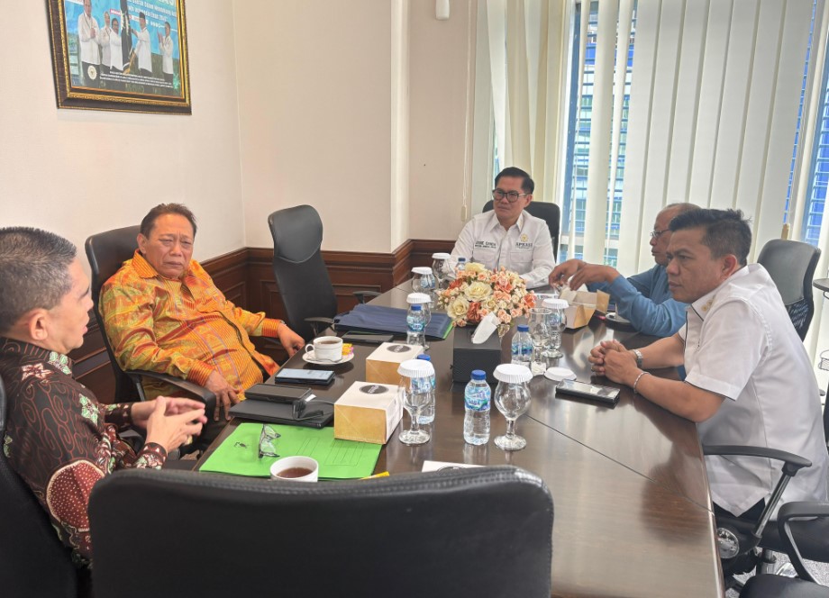 Sekjen APKASI sekaligus Bupati Minahasa Utara, Joune J.E. Ganda, bersama Ketua Umum AKOPSI, Dr. Dadang Supriatna, dan Ketua Umum HAKLI, Prof. Dr. Arif Sumantri, usai penandatanganan MoU kemitraan strategis bidang sanitasi dan program makan bergizi gratis, di Sekretariat APKASI, Jakarta, Jumat (31/10/2025). Foto : den/ikn
