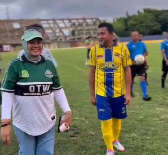 Ilham Lawidu merayakan salah satu golnya dalam laga persahabatan SKILL Pemkab Touna vs Pemkab Sidrap di Stadion Ganggawa, Lakessi, Maritengngae, Kamis, 30 Oktober 2025. Foto: bdy/ikn