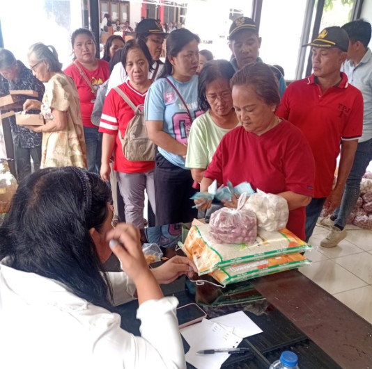 Warga Desa Paslaten memadati lokasi pasar murah bersubsidi sejak pagi untuk membeli sembako dengan harga terjangkau Jumat, 31 Oktober 2025. Kegiatan ini digelar oleh Dinas Perdagangan Kabupaten Minahasa Utara untuk mendukung stabilitas harga dan mengendalikan inflasi. Foto: Den/ikn