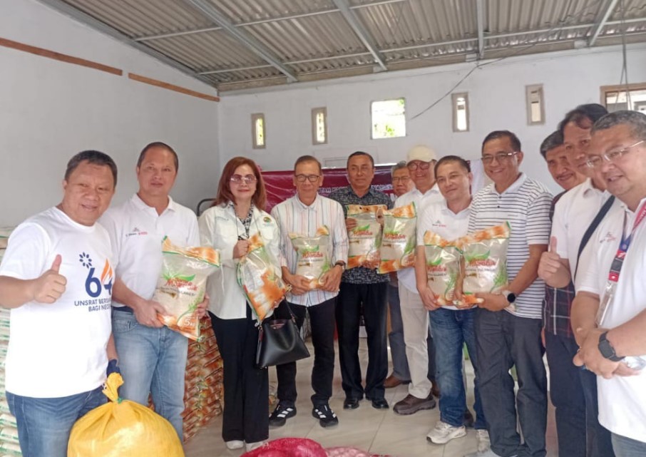 Kepala Dinas Perdagangan Drs. Sinpersli M. Tapada, MSc meninjau antrian warga di pasar murah Desa Paslaten Jumat, 31 Oktober 2025. Program ini menyediakan beras, minyak, bawang, dan cabai rawit dengan harga lebih rendah dari pasar normal. Foto : den/ikn