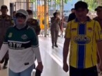 Wakil Bupati Sidrap Nurkanaah, S.H., M.Si bersama Bupati Tojo Una-Una Ilham Lawidu berbincang usai pertandingan sepak bola persahabatan antara Pemkab Sidrap dan Pemkab Tojo Una-Una di Stadion Ganggawa, Kelurahan Lakessi, Kecamatan Maritengngae, Kamis, 30 Oktober 2025. Foto: Humas Pemkab Sidrap