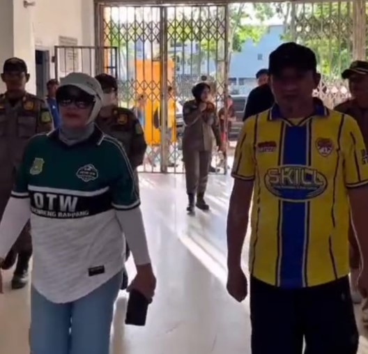Wakil Bupati Sidrap Nurkanaah, S.H., M.Si bersama Bupati Tojo Una-Una Ilham Lawidu berbincang usai pertandingan sepak bola persahabatan antara Pemkab Sidrap dan Pemkab Tojo Una-Una di Stadion Ganggawa, Kelurahan Lakessi, Kecamatan Maritengngae, Kamis, 30 Oktober 2025. Foto: Humas Pemkab Sidrap