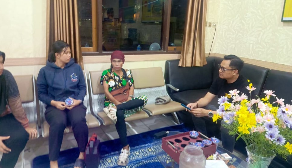 Petugas Polres Tanjab Barat mengamankan barang bukti pisau cutter yang diduga digunakan pelaku penganiayaan di Pelabuhan Ampera, Kuala Tungkal, Kamis (30/10/2025) malam. (Foto: Jun/ikn)