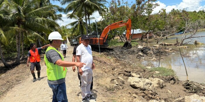 Bupati Bolaang Mongondow Timur, Oskar Manoppo, meninjau progres pembangunan tanggul sungai di Desa Buyat Tengah, Kecamatan Kotabunan, Sabtu (1/11/2025). Proyek sepanjang 105 meter ini diharapkan menjadi solusi permanen pengendalian banjir di wilayah tersebut. Foto: klas/ikn